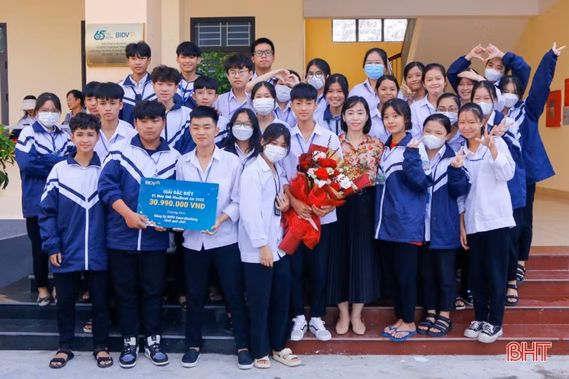 BIDV Hà Tĩnh trao giải đặc biệt chương trình “Đăng ký BIDV SmartBanking - rinh quà chất”