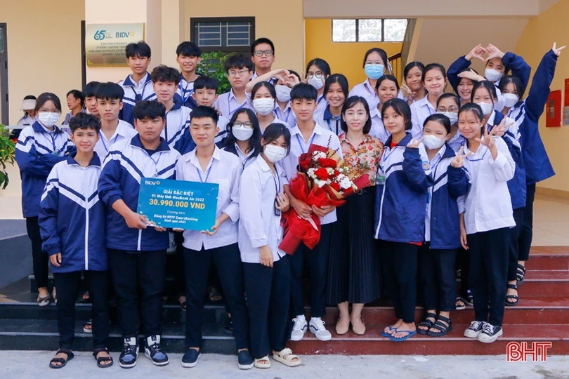 BIDV Hà Tĩnh trao giải đặc biệt chương trình “Đăng ký BIDV SmartBanking - rinh quà chất”