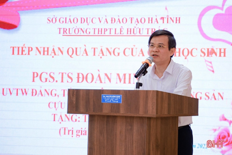 Tổng Biên tập Tạp chí Cộng sản trao thiết bị dạy học cho 2 trường học ở Hương Sơn