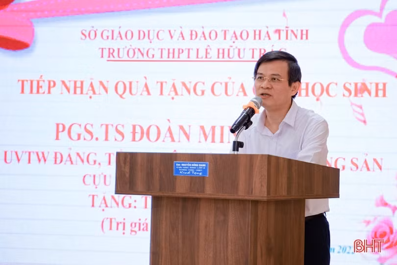 Tổng Biên tập Tạp chí Cộng sản trao thiết bị dạy học cho 2 trường học ở Hương Sơn
