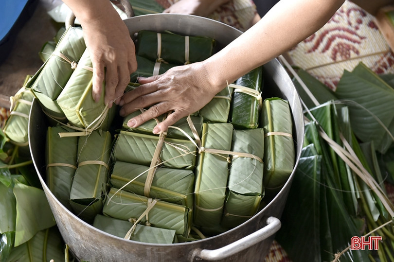 Sôi nổi thi gói bánh chưng dâng Thánh tại lễ hội Đền Cả