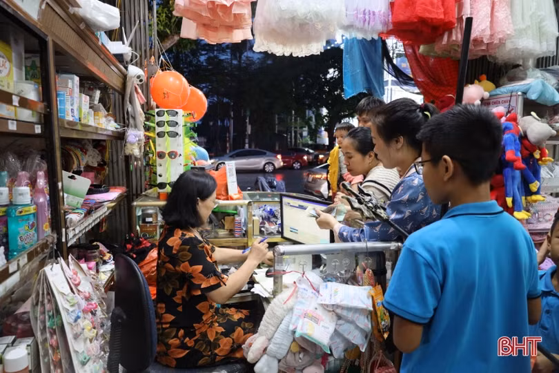 Nườm nượp sắm đồ chơi đêm Halloween ở Hà Tĩnh