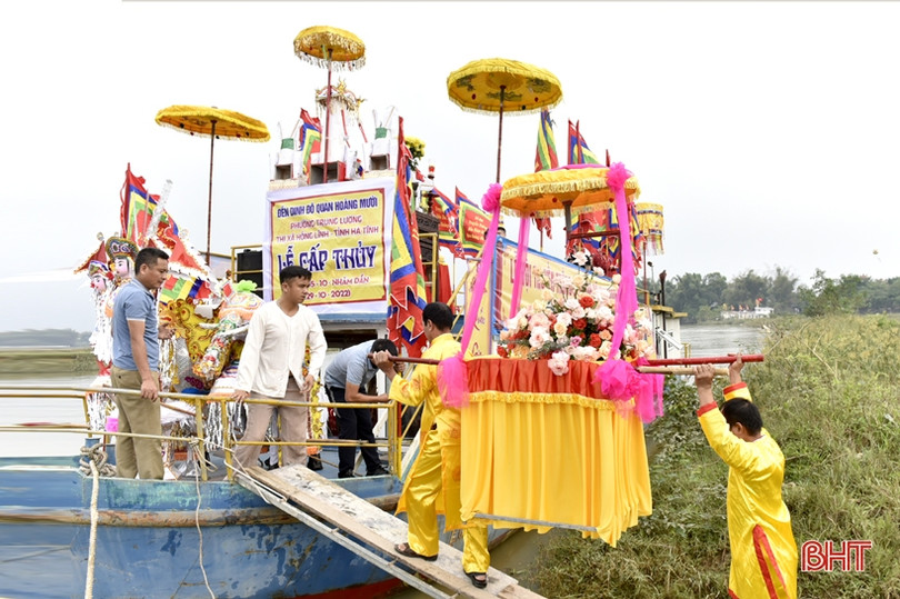 Đặc sắc lễ rước cấp thủy lễ hội Đền Cả - Dinh Đô quan Hoàng Mười
