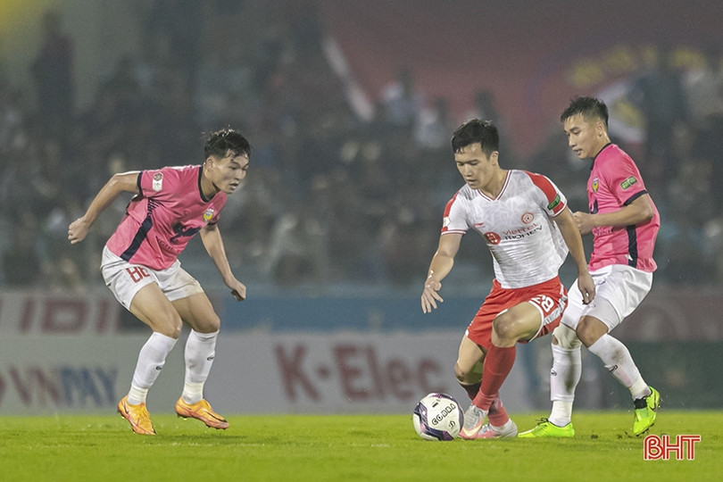 Lối chơi gây bất ngờ của Hồng Lĩnh Hà Tĩnh trong trận gặp Viettel