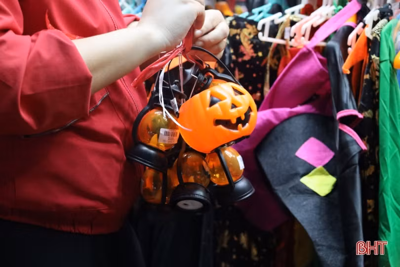 Nườm nượp sắm đồ chơi đêm Halloween ở Hà Tĩnh