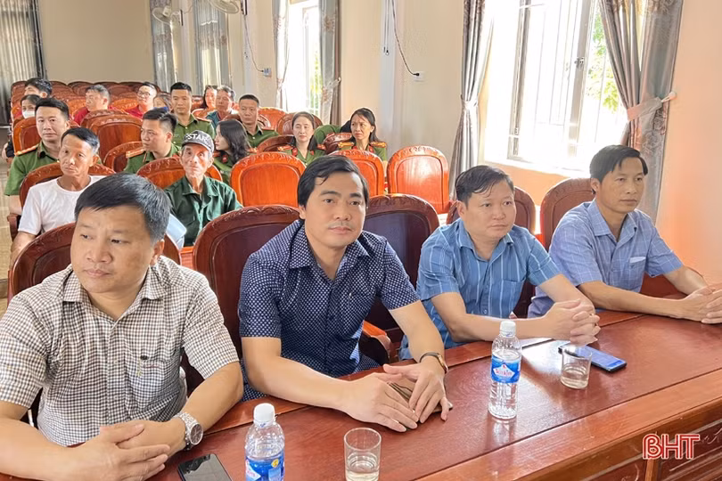 Trao 110 suất quà cho người dân có hoàn cảnh khó khăn ở Hương Sơn