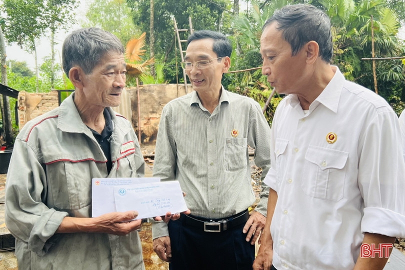 Trao hỗ trợ 16 triệu đồng cho hội viên CCB bị hỏa hoạn ở Hương Sơn