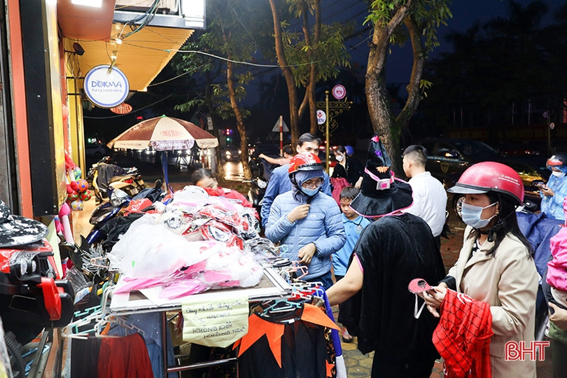 Nườm nượp sắm đồ chơi đêm Halloween ở Hà Tĩnh