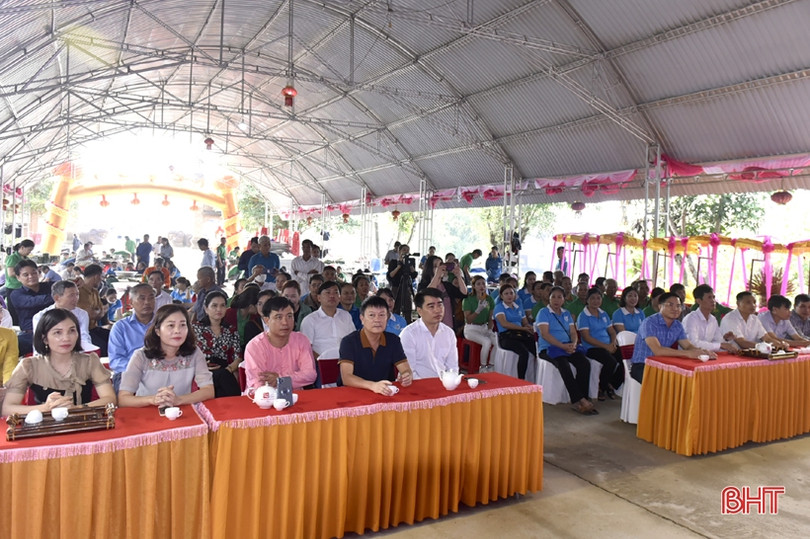 Sôi nổi thi gói bánh chưng dâng Thánh tại lễ hội Đền Cả