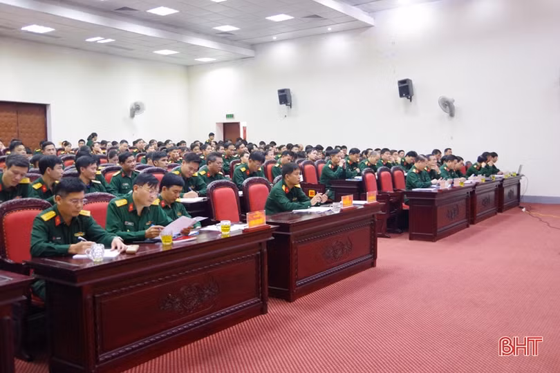 Bộ CHQS tỉnh Hà Tĩnh công bố, trao các quyết định về điều động, bổ nhiệm cán bộ