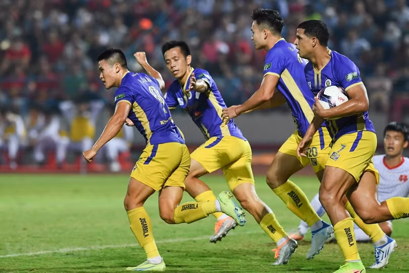 Cục diện V-League 2022: 4 đội đua vô địch, 7 đội lo lắng trụ hạng