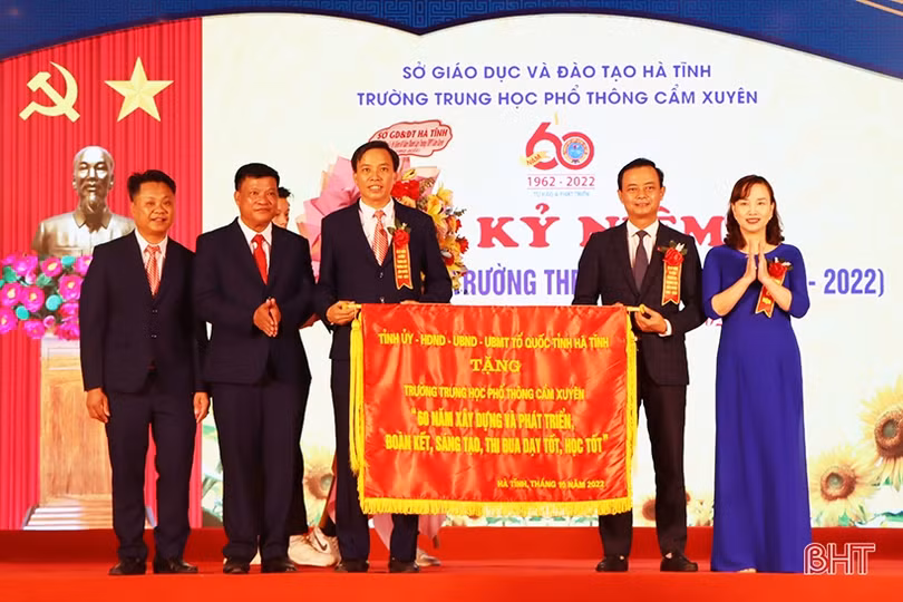 Trường THPT Cẩm Xuyên kỷ niệm 60 năm thành lập