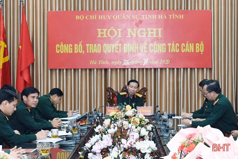 Bộ CHQS tỉnh Hà Tĩnh công bố, trao các quyết định về điều động, bổ nhiệm cán bộ