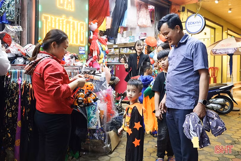 Nườm nượp sắm đồ chơi đêm Halloween ở Hà Tĩnh