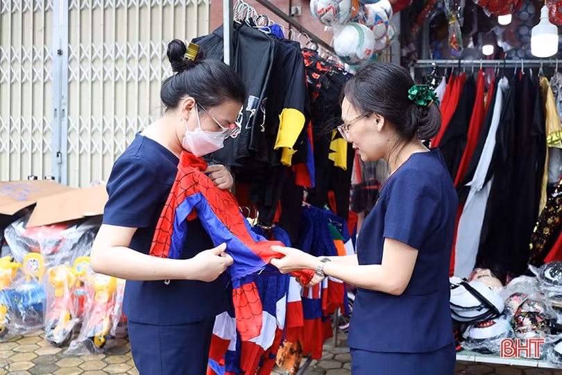 Nườm nượp sắm đồ chơi đêm Halloween ở Hà Tĩnh