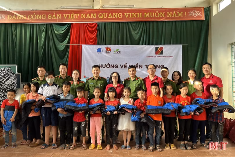 Trao 110 suất quà cho người dân có hoàn cảnh khó khăn ở Hương Sơn