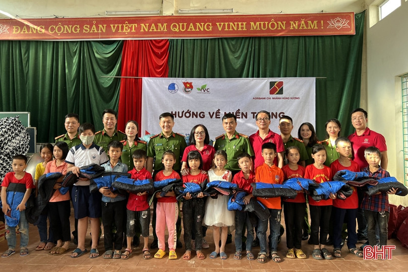 Trao 110 suất quà cho người dân có hoàn cảnh khó khăn ở Hương Sơn