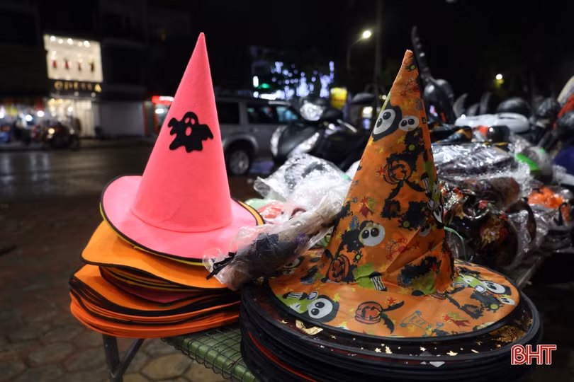 Nườm nượp sắm đồ chơi đêm Halloween ở Hà Tĩnh