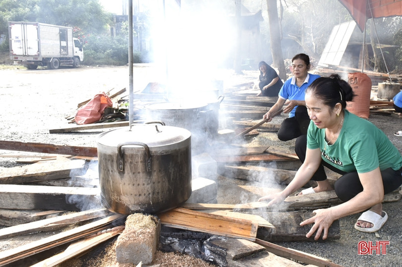 Sôi nổi thi gói bánh chưng dâng Thánh tại lễ hội Đền Cả