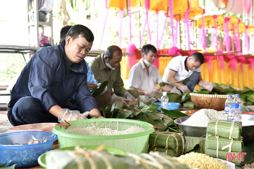 Sôi nổi thi gói bánh chưng dâng Thánh tại lễ hội Đền Cả