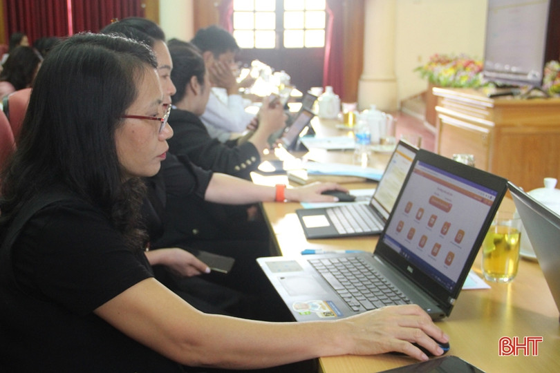 Hướng dẫn đại biểu HĐND tỉnh Hà Tĩnh sử dụng phần mềm “kỳ họp không giấy”