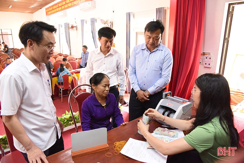 Địa phương đầu tiên ở Hà Tĩnh chi trả tiền hỗ trợ di dời mồ mả phục vụ dự án cao tốc Bắc – Nam