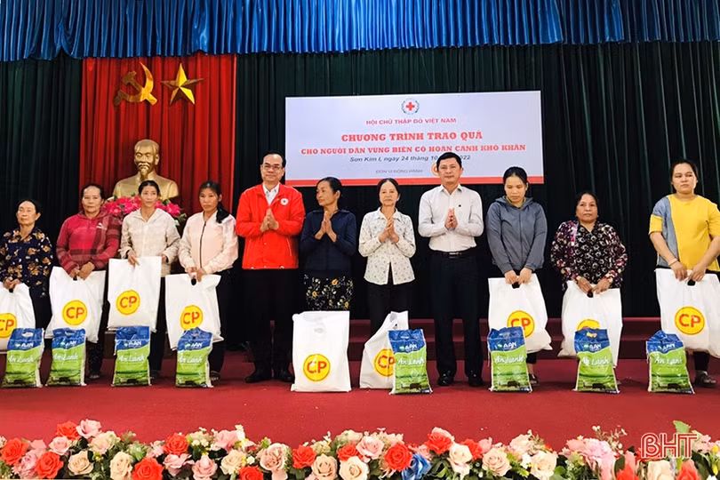Trung ương Hội Chữ thập đỏ Việt Nam trao quà hỗ trợ người dân khó khăn khu vực biên giới Hà Tĩnh