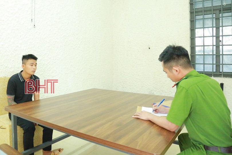 Hà Tĩnh: Bắt tạm giam 2 đối tượng cướp điện thoại người đi đường