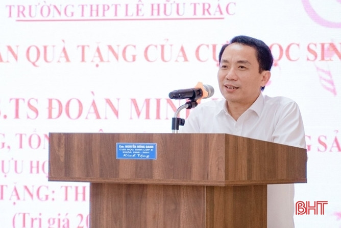 Tổng Biên tập Tạp chí Cộng sản trao thiết bị dạy học cho 2 trường học ở Hương Sơn