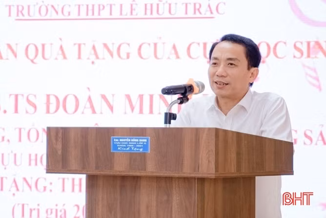 Tổng Biên tập Tạp chí Cộng sản trao thiết bị dạy học cho 2 trường học ở Hương Sơn