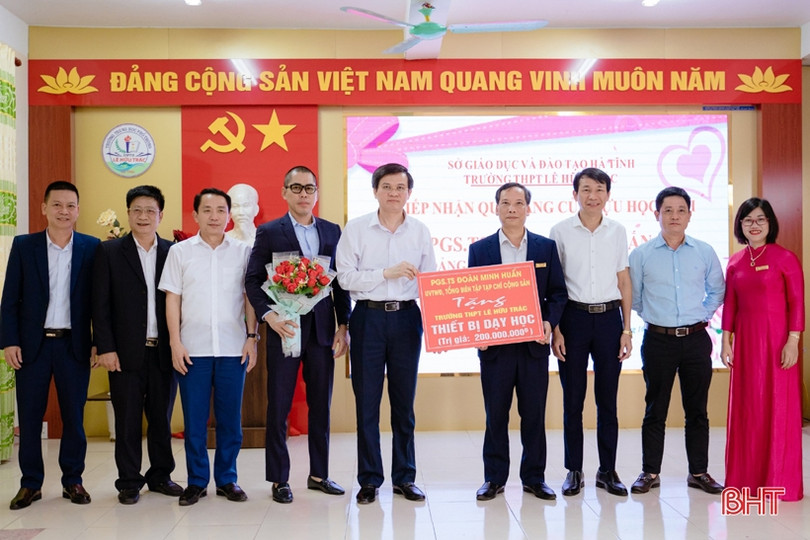 Tổng Biên tập Tạp chí Cộng sản trao thiết bị dạy học cho 2 trường học ở Hương Sơn