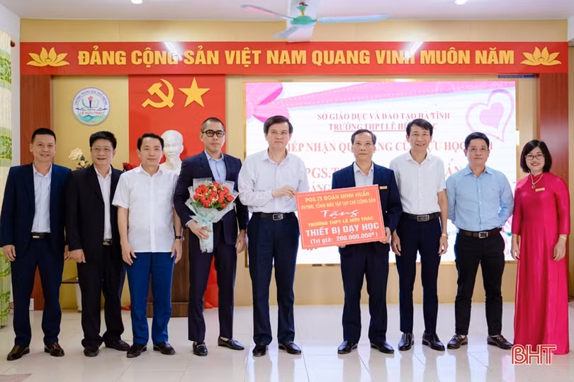 Tổng Biên tập Tạp chí Cộng sản trao thiết bị dạy học cho 2 trường học ở Hương Sơn