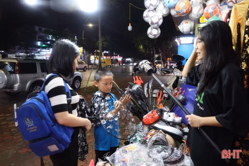 Nườm nượp sắm đồ chơi đêm Halloween ở Hà Tĩnh