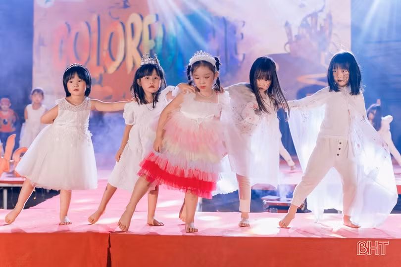 Sôi động đêm hội “Colorful me” của Trường Mầm non Trung Kiên