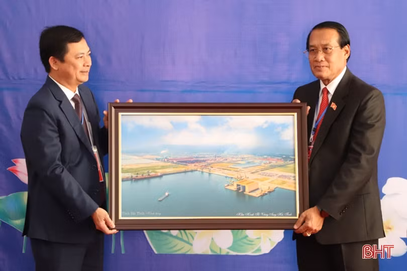 Lãnh đạo Hà Tĩnh dự lễ kỷ niệm hữu nghị Lào - Việt Nam tại tỉnh Khăm Muồn