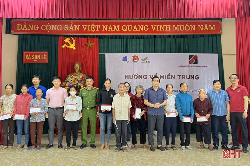 Trao 110 suất quà cho người dân có hoàn cảnh khó khăn ở Hương Sơn