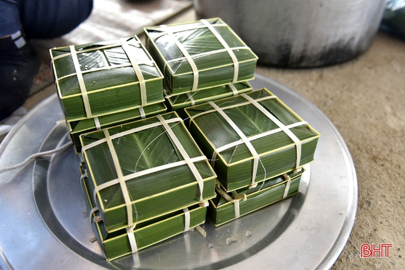 Sôi nổi thi gói bánh chưng dâng Thánh tại lễ hội Đền Cả