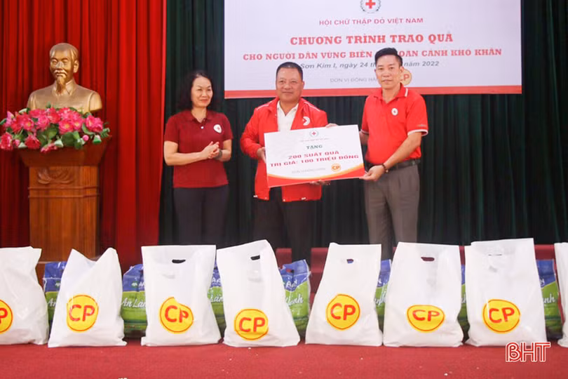 Trung ương Hội Chữ thập đỏ Việt Nam trao quà hỗ trợ người dân khó khăn khu vực biên giới Hà Tĩnh