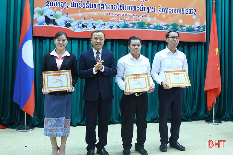 40 cán bộ, công chức, viên chức Hà Tĩnh được cấp chứng chỉ đào tạo tiếng Lào