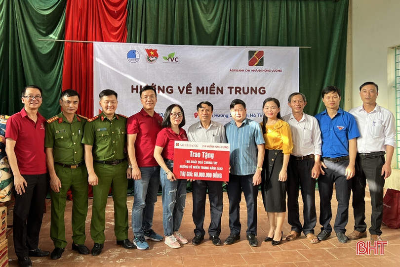 Trao 110 suất quà cho người dân có hoàn cảnh khó khăn ở Hương Sơn