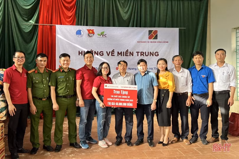 Trao 110 suất quà cho người dân có hoàn cảnh khó khăn ở Hương Sơn