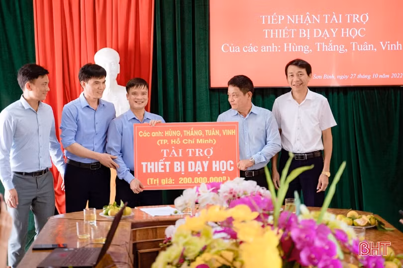 Tổng Biên tập Tạp chí Cộng sản trao thiết bị dạy học cho 2 trường học ở Hương Sơn