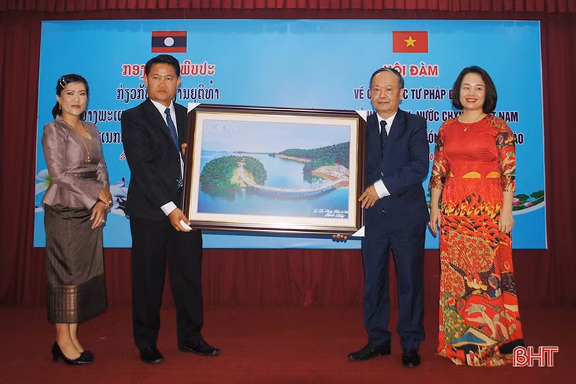 Sở Tư pháp Hà Tĩnh - Khăm Muồn hội đàm về công tác tư pháp