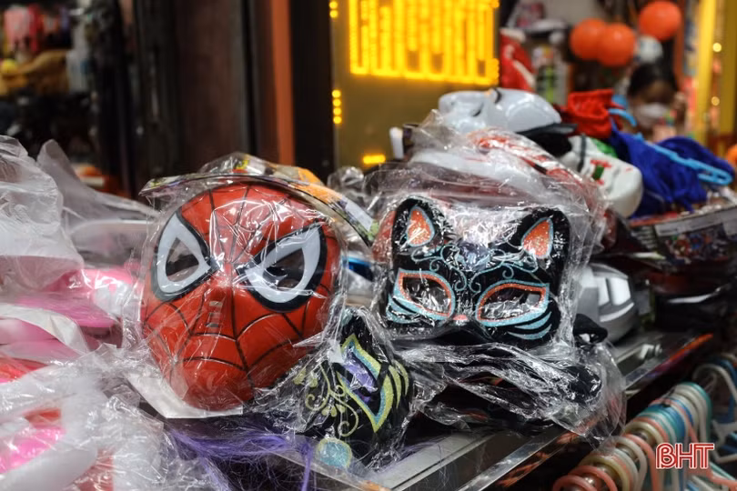 Nườm nượp sắm đồ chơi đêm Halloween ở Hà Tĩnh