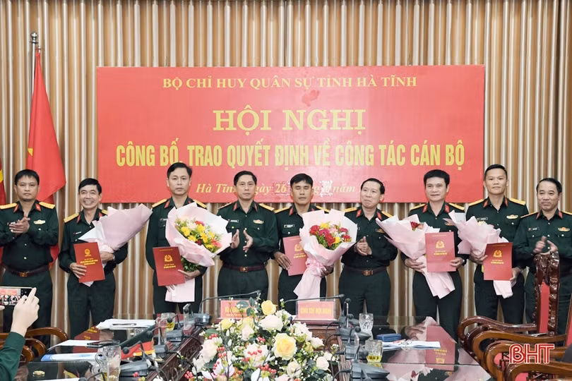 Bộ CHQS tỉnh Hà Tĩnh công bố, trao các quyết định về điều động, bổ nhiệm cán bộ