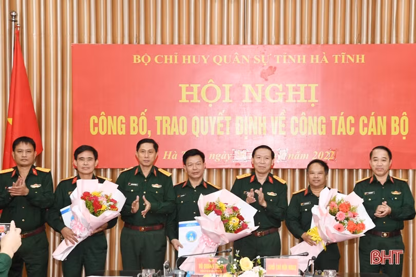 Bộ CHQS tỉnh Hà Tĩnh công bố, trao các quyết định về điều động, bổ nhiệm cán bộ