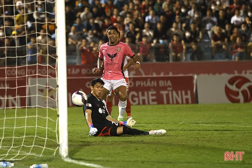 Lối chơi gây bất ngờ của Hồng Lĩnh Hà Tĩnh trong trận gặp Viettel