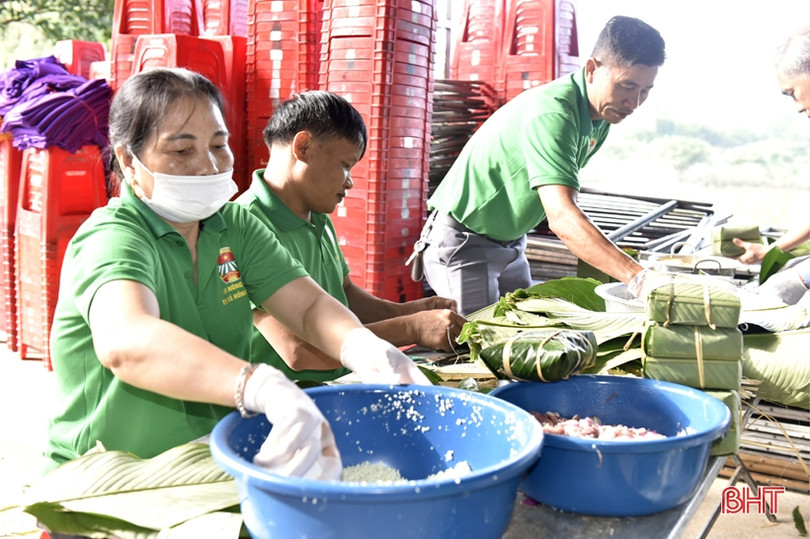 Sôi nổi thi gói bánh chưng dâng Thánh tại lễ hội Đền Cả