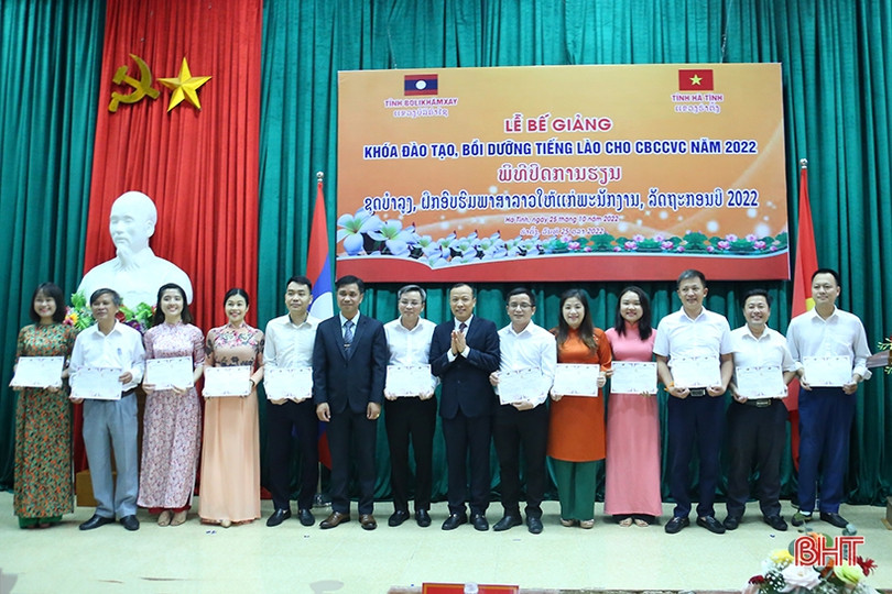 40 cán bộ, công chức, viên chức Hà Tĩnh được cấp chứng chỉ đào tạo tiếng Lào