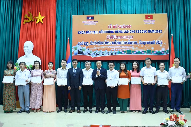 40 cán bộ, công chức, viên chức Hà Tĩnh được cấp chứng chỉ đào tạo tiếng Lào